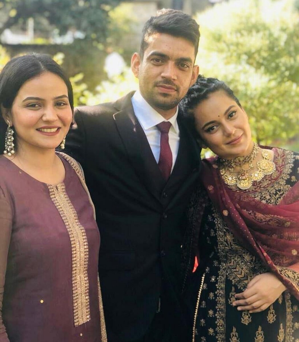 Кангана Ранаут со своим братом и его невестой /  instagram.com/team_kangana_ranaut/