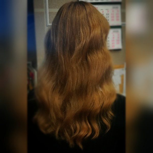 концы подстрижены полукругом, поэтому по бокам короче.