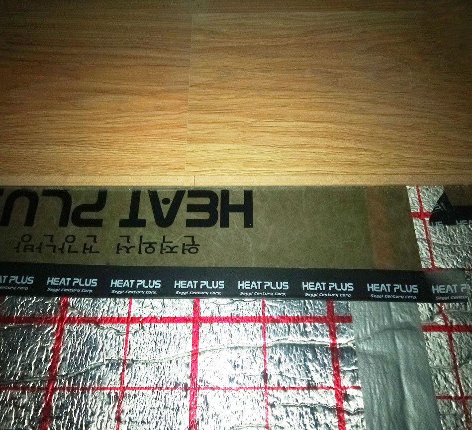 Подложка под ламинат (блестит) и инфракрасная пленка, которая собственно и нагревает дом