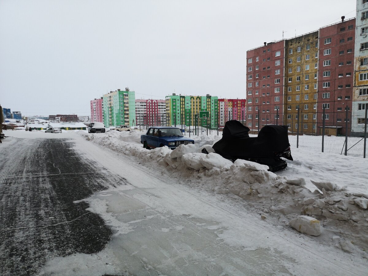 Город в Арктике, где снегоходы отбивают места на парковках у автомобилей. Кто же победит?