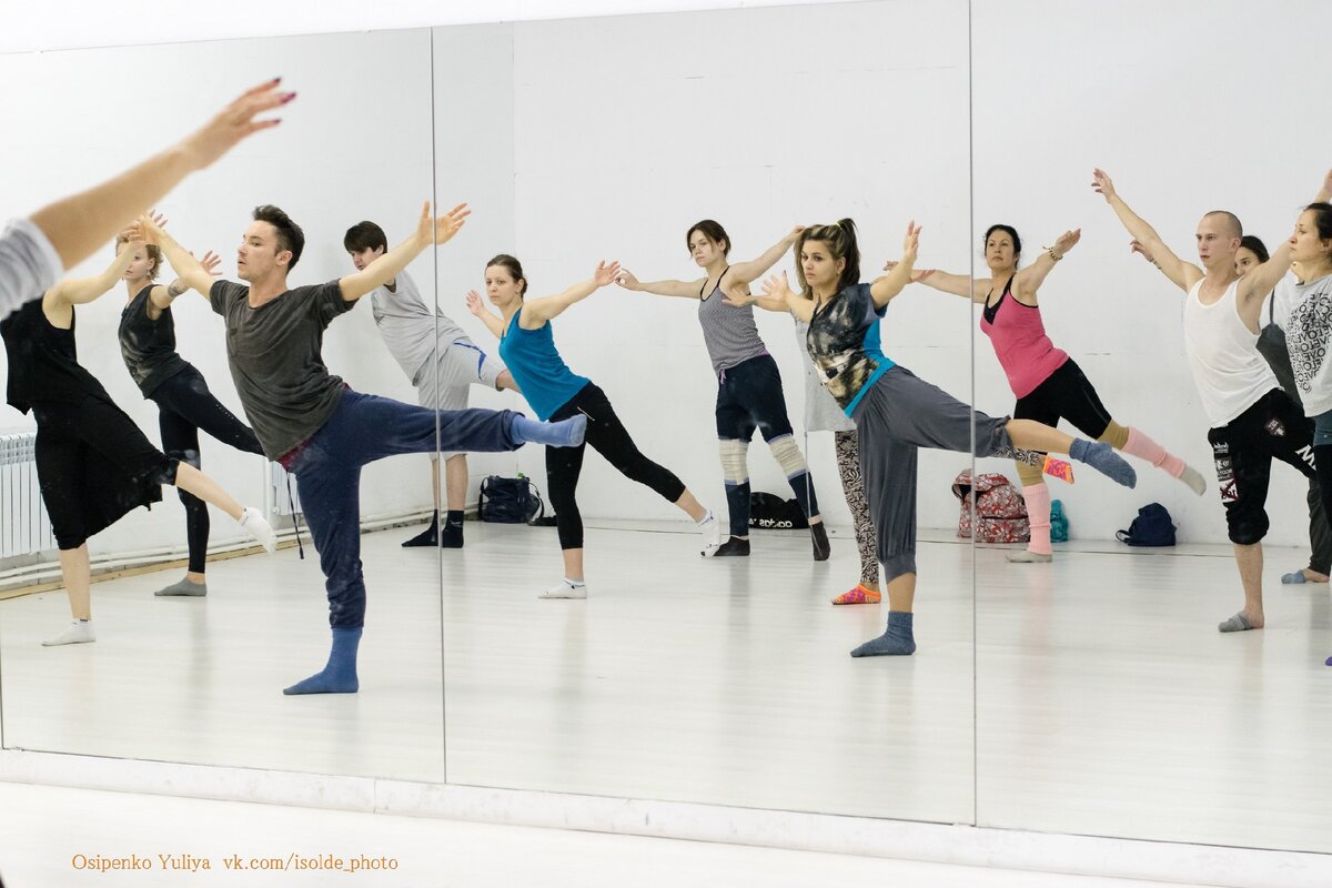 Я в розовой майке на том самом интенсиве у Антона Ярцева.