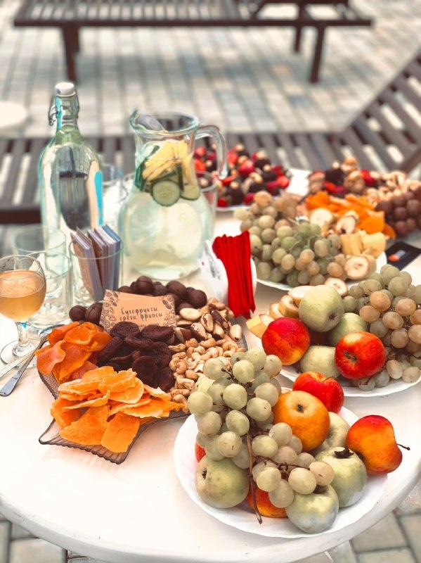 В кувшине лимонад, в бокале тоже и в бутылке. Нет тут шампанского