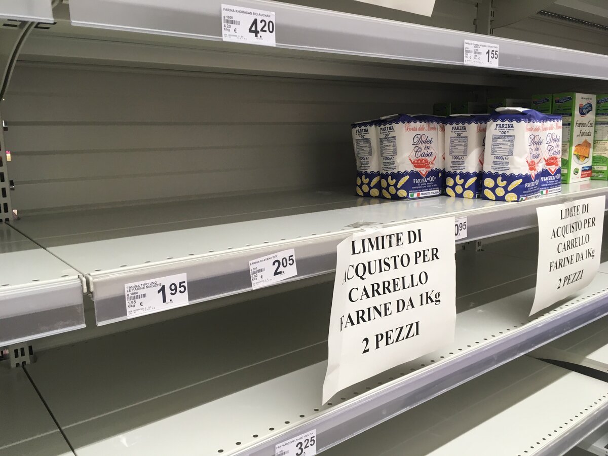 Фото: Piano Piano (муку продолжают сметать, и в магазинах стали устанавливать лимиты – не больше двух килограммовых пачек в руки)