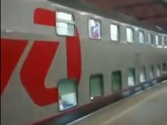 Двухэтажный поезд в ночи