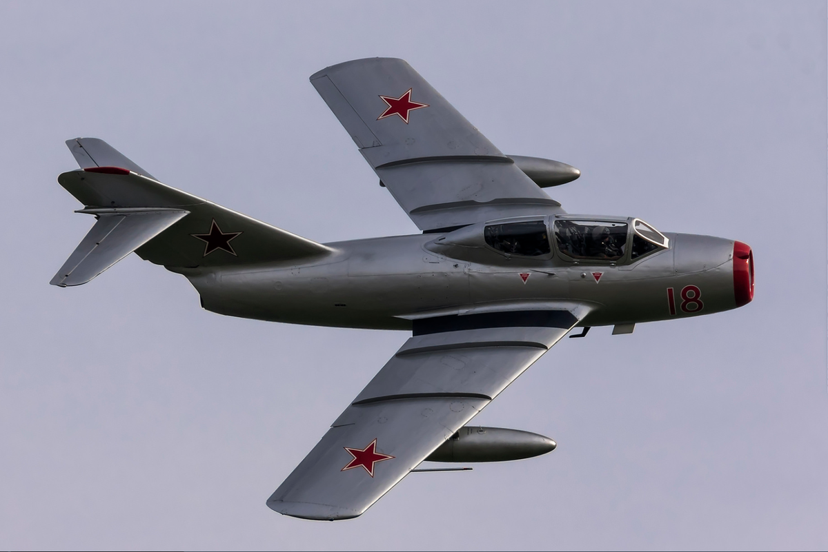 Самолет миг 15. Миг-15 реактивный самолёт. Самолёт миг-15бис. Реактивный истребитель миг 15. Советские реактивные самолеты