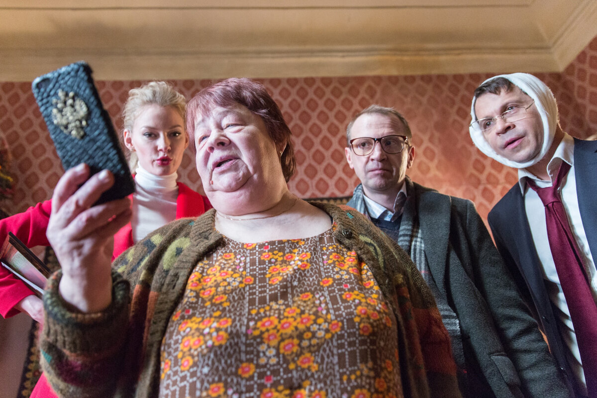 Соседка Клавдия Викторовна общается со Львом Лещенко по видеосвязи