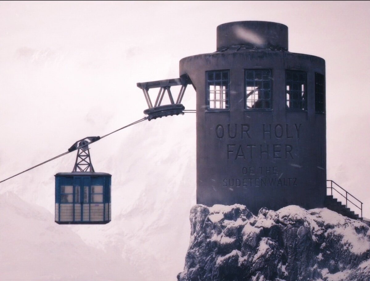 Пребладающая розово-серая гамма и завораживающие локации