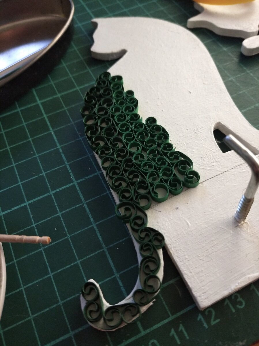 Эта техника создания ажура в квиллинге называется бихайв