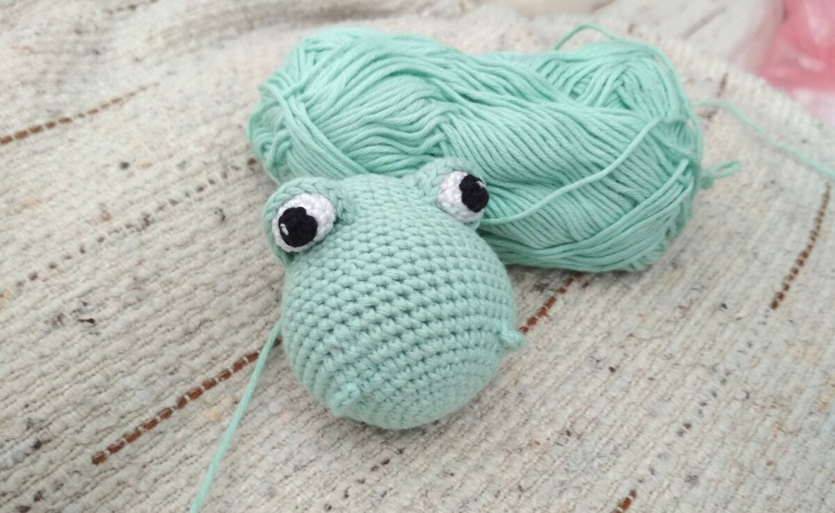 Катя сделала динозаврику ноздри - 3 ВП.  Получилось очаровательно.