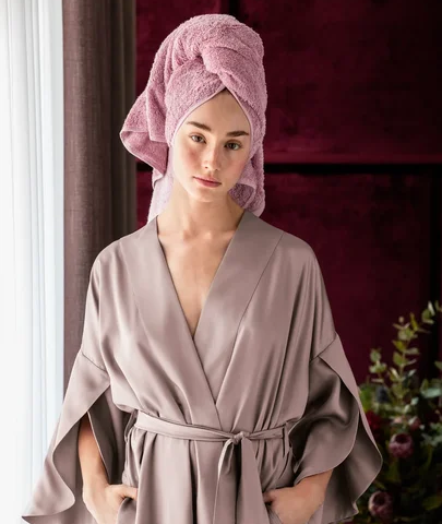 Для волос можно использовать то же полотенце, что и для тела. Либо завести отдельное, если вы привыкли не только вытирать голову, но и ходить с ним некоторое время