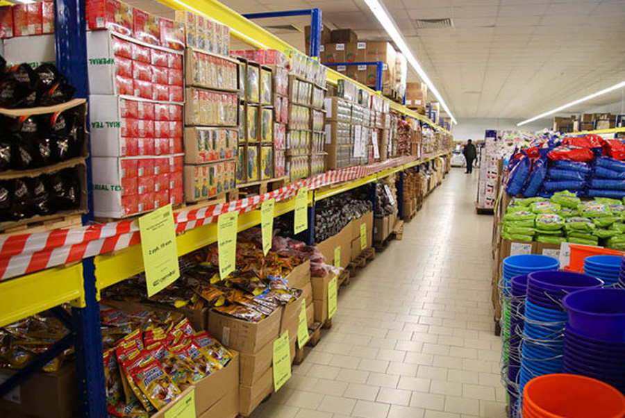 Товары распологают в заводских упаковках. 