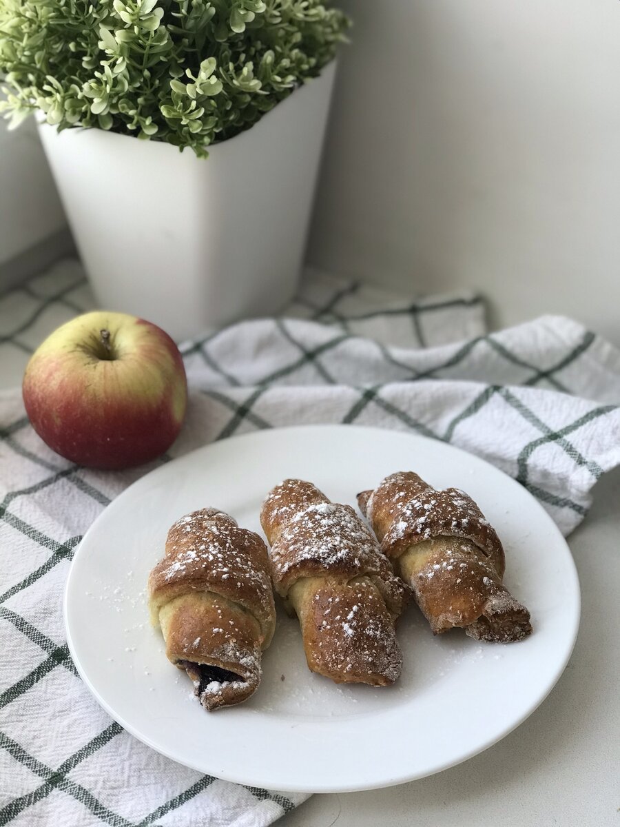 Творожные рогалики с чёрной смородиной 