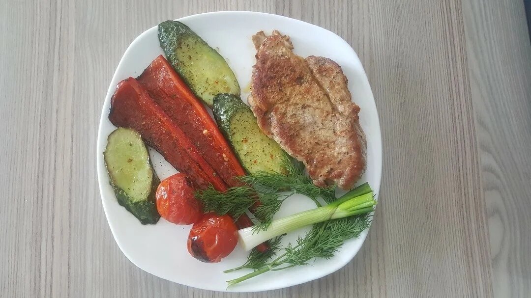  Жареные огурцы и стейк из свинины