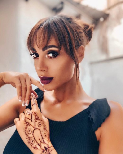 
Кроме того, девушка дала понять, что статус для нее тоже имеет значение, и этот мужчина уже кое-чего добивался в своем городе. В этом он выгодно отличается от Жени Ромашова, который ведет себя, как мальчишка, ему еще расти и расти. Юля хочет, чтобы ее избранник делал то, что говорит, и этот мужчина именно такой - он ее еще ни разу не обманул за три недели общения.
