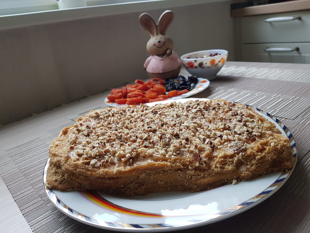 Края можно для красоты обрезать. Но это же домашний торт. Главное - вкусно.