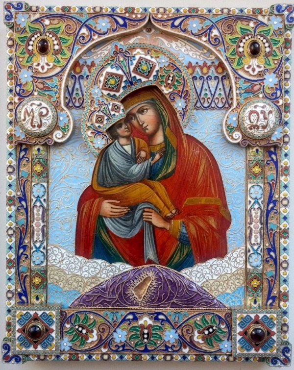 Почаевская икона Божьей Матери. Икона написана в 19 веке. Драгоценный оклад создан из серебра и эмали, по мотивам украинских народных орнаментов.