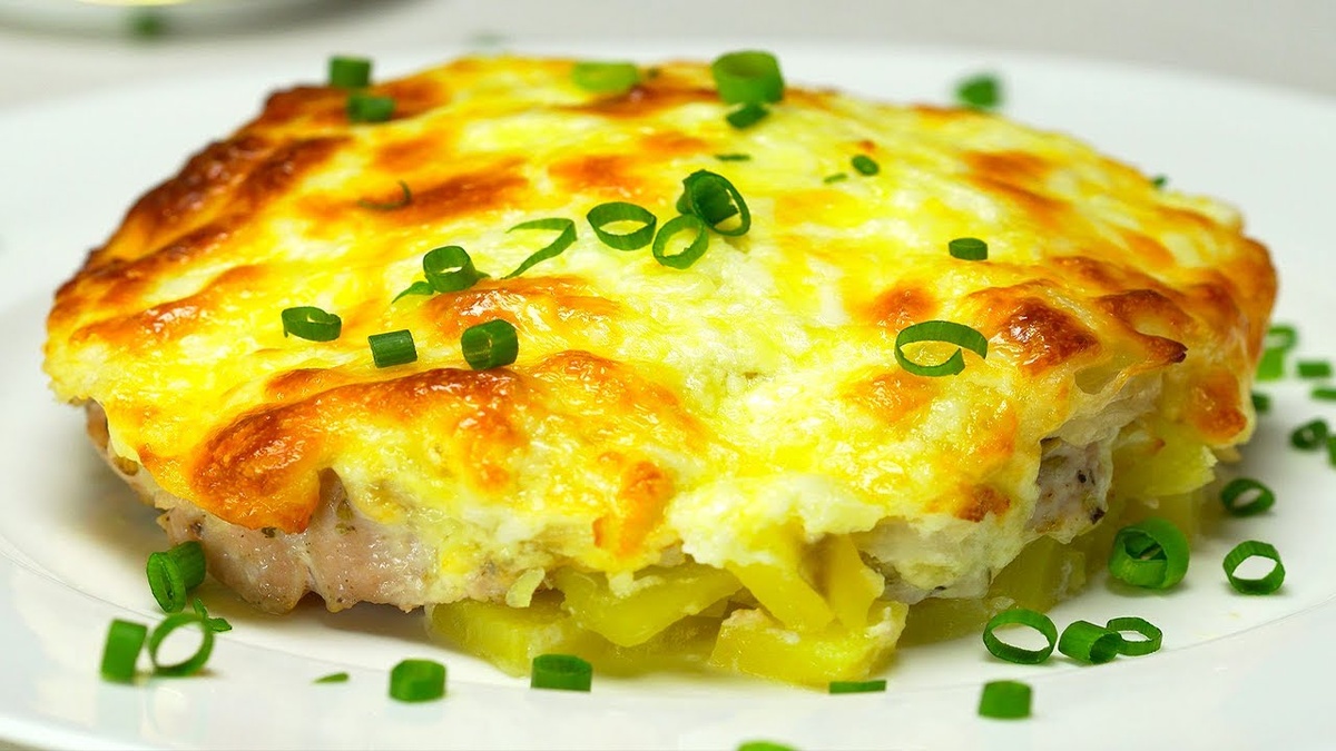 Многие хозяйки не любят готовить куриную грудку,из-за ее сухости.Хотя куриная грудка-это очень вкусный и ценный для организма человека продукт.Питательная и низкокалорийная,из нее можно приготовить не только диетические блюда ,но и очень сытные,вкусные и красивые  блюда.Сегодня хочу предложить вам рецепт грудки под шубкой.Очень сытный,вкусный и питательный ужин.