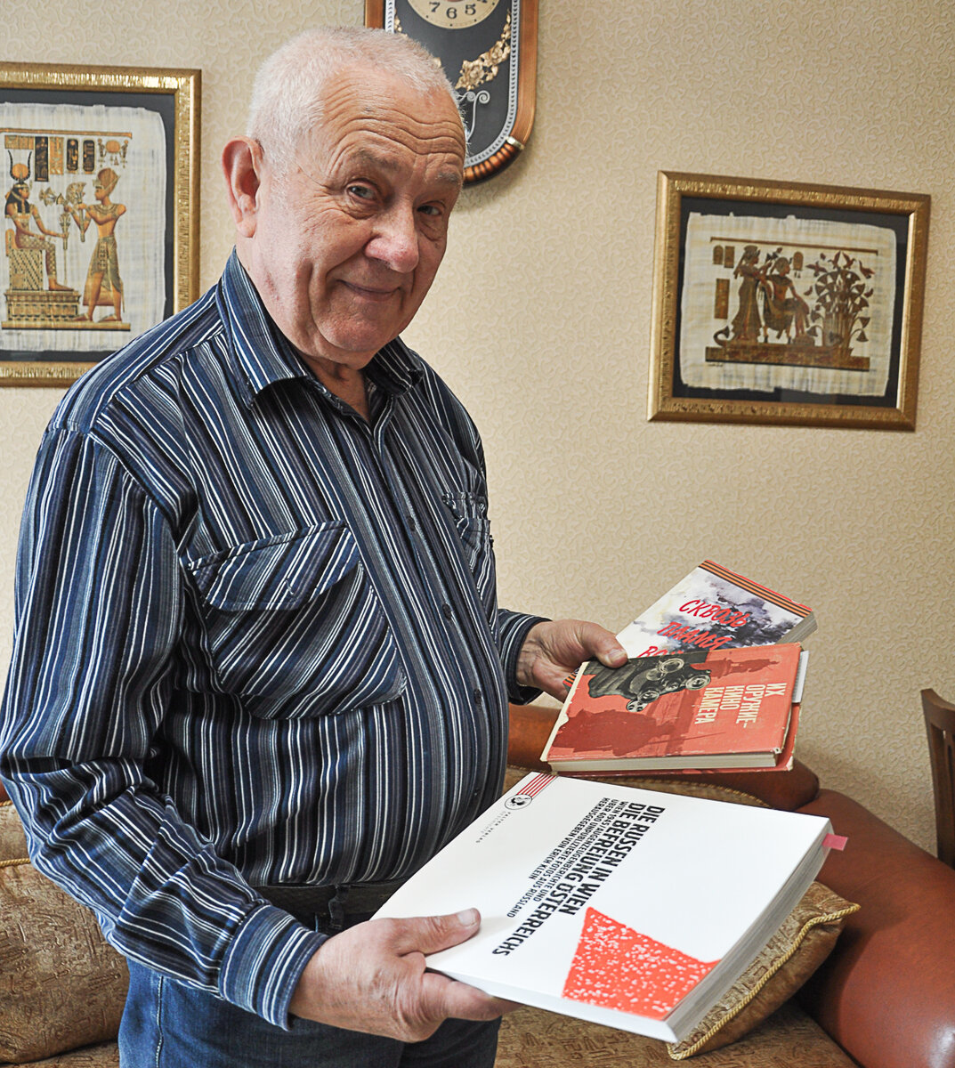 В библиотеке Александра Ивановича Чикноверова есть несколько книг, рассказывающих о боевом пути советских военных кинооператоров, в том числе его отца. Среди них издание, вышедшее в Вене пять лет назад — в год 70-летия Победы