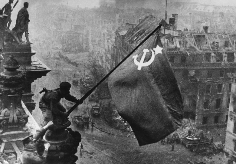 Советский флаг над рейхстагом. Фото из открытых источников для иллюстрации.