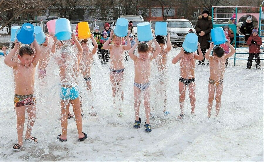 Если у вас по каким-то причинам присутствует фобия к холодной воде - посмотрите, как обливаются на морозе малыши в детском саду. Это вернёт вам уверенность в собственных силах.