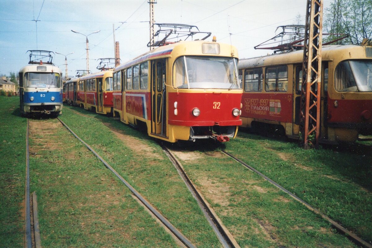 Слева направо вагон Т3 (московский номер 1466) № 63, поезд 32-31, а также вагон № 123. Ныне несуществующее депо на Оборонной, 30.04.2001