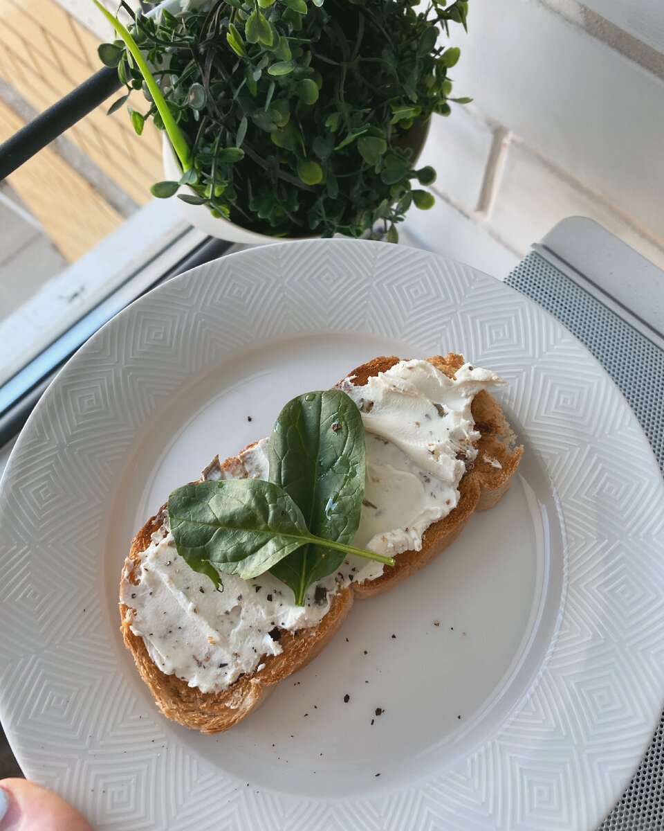 Один тост с сыром и шпинатом.