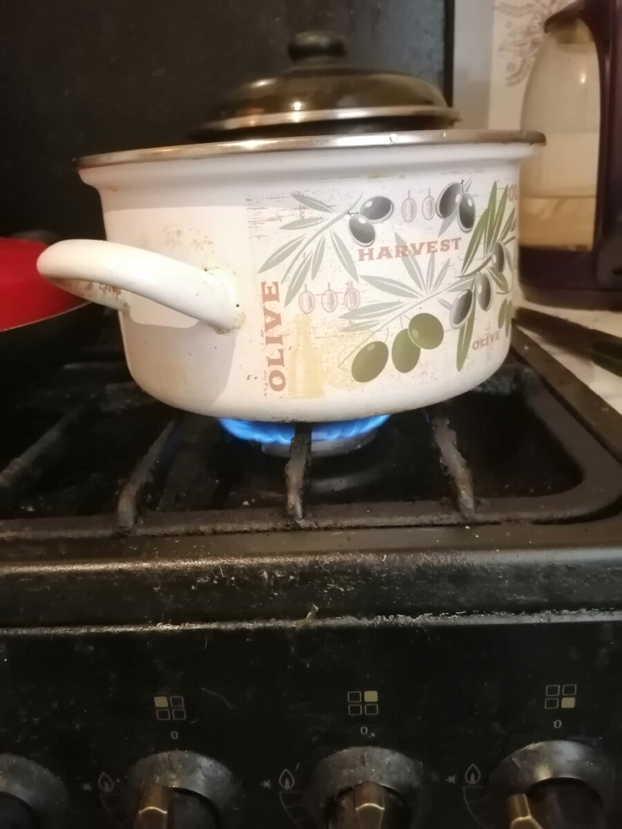 В воду добавить столовую ложку соли закрыть крыжку и ждать кипячения 