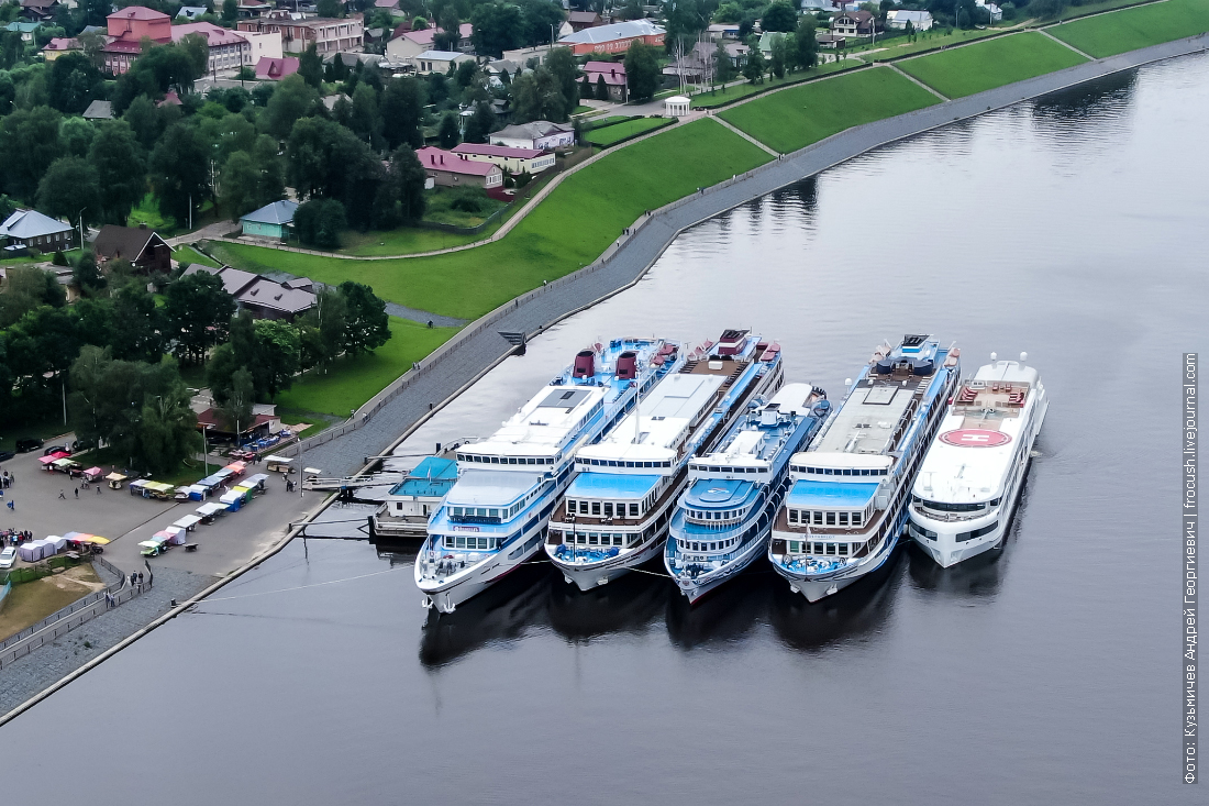 Круиз москва углич москва на теплоходе. Речной круиз Мышкин. Теплоход Мышкин Углич. Город Мышкин теплоход. Теплоходы в Мышкине.