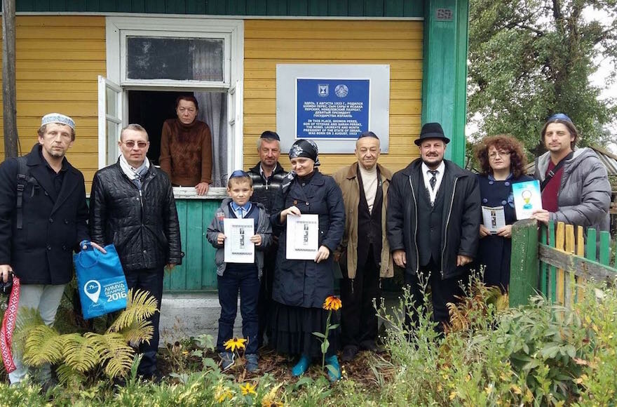 Так в родной деревне Вишнево Воложинского района в 2016 прощались с ушедшим из жизни Шимоном Пересом.