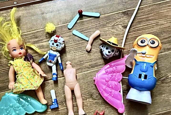 Игрушки переломаны 