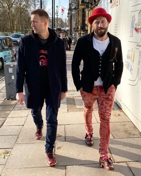 Расходы выглядят так: 1. самолёт, на котором меня привезли в Германию. 2. Лечение в больнице. 3. Расходы на лечение, реабилитацию и проживание вне больницы. 
⠀ 
Самолёт стоил 79 тысяч евро и оплатил его предприниматель Борис Зимин @boris.zimin. 
⠀ 
 

Финальный счёт за лечение от больницы 49 900 евро. Оплачен вскладчину: 
— предпринимателем Евгением Чичваркиным @tot_samy_chichvarkin  
— экономистом Сергеем Алексашенко 
— айтишник Роман Иванов aka @kukutz 
⠀ 
 

 

Во сколько обойдётся дальнейшее проживание и лечение неясно, потому что неясен срок восстановления. Вчера ходил в госпиталь делать новую порцию тестов, они сказали, что все пока идёт хорошо. Но в любом случае, расходы также взял на себя Евгений Чичваркин. 
⠀ 
⠀ 
⠀ 
Спасибо огромное этим замечательным людям как и огромному количеству других, кто предложил помощь, но мы не смогли ее принять по причинам сложного регулирования европейской банковской системы. Тут с ума сойдёшь пока правильно оформишь эти платежи, если хочешь сделать все по честному. Отдельное спасибо Леониду Волкову @leonidvolkov, который умудрился все организовать. 
⠀ 
Вот. Отчитался. А теперь попробуйте, ради интереса, спросить у путинских чиновников, кто оплачивает их перелеты на частных самолетах, лечение в европейских клиниках и каким «бизнесом» занимаются их жены и дети, показывающие доходы в сотни миллионов. Может они тоже ответят?