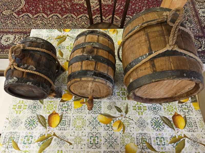 Три мои первые бочки, первая трёх литровая - для рома, вторая 5 литровая для виски, третья 10 литровая для кальвадоса. Авторское фото © 2020