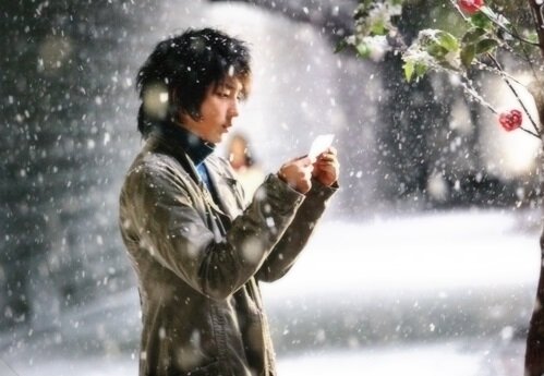 Если во время свидания двух влюбленных выпал первый снег, то они будут очень счастливы.