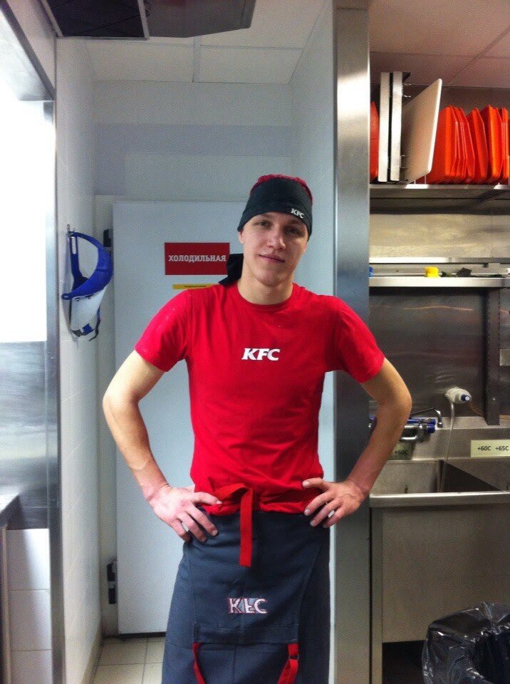 Молодой, красивый.