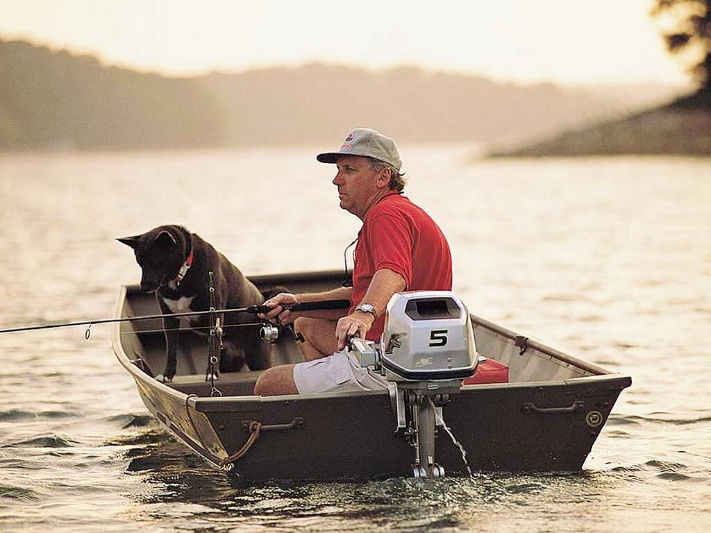 У рыболова отличная компания: недежный друг, крепкая лодка и тяговытый мотор.