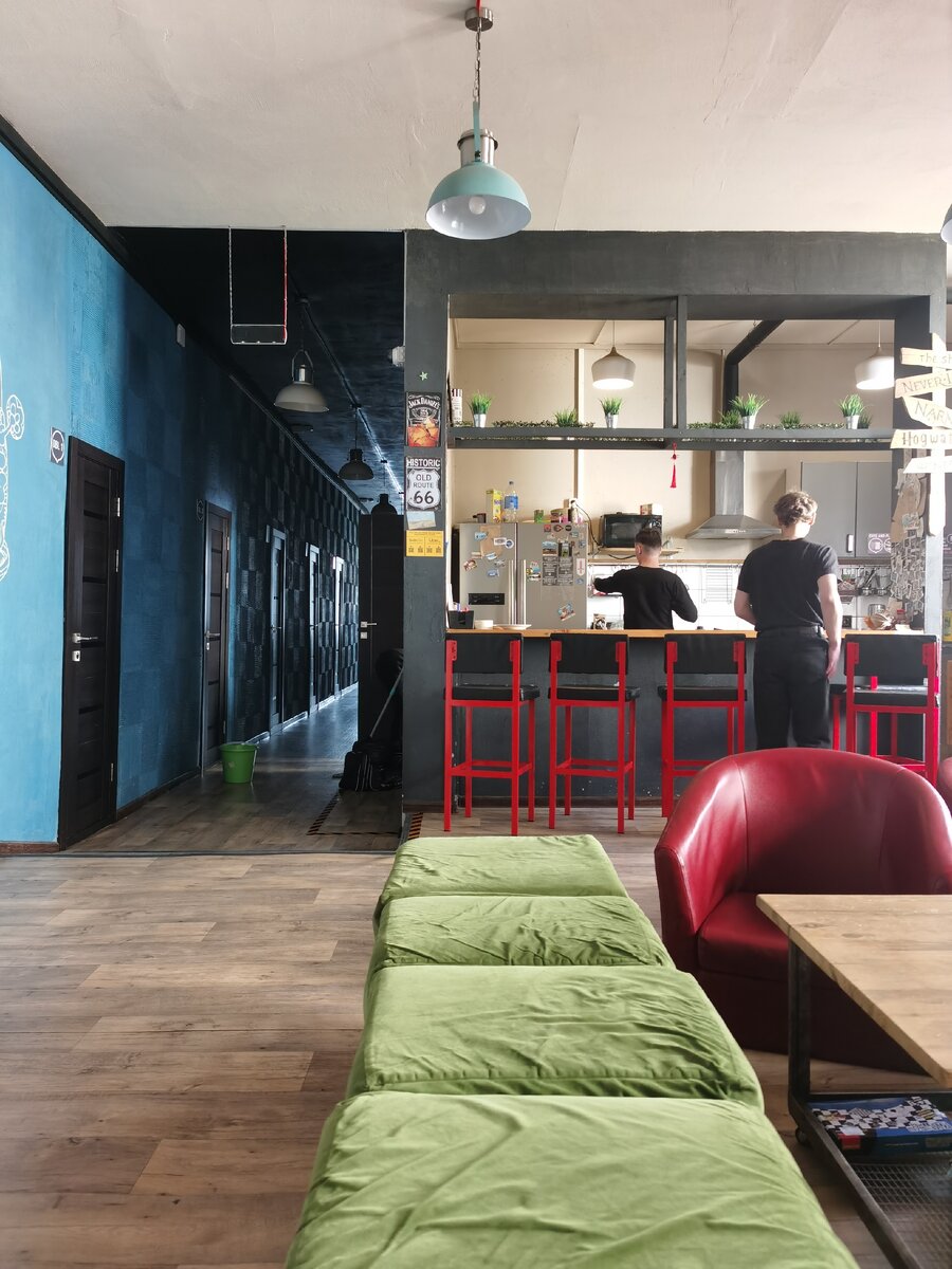 Такая вот гостиная. Очень много пространства для людей (на фото все не влезло), большой диван, штук 10 барных стульев и столов к ним (там удобно сидеть за ноутбуком). Кухонный уголок (его покажу отдельно, ниже).