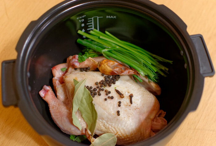 В мультиварке лучше варить куриные кусочки на кости. /Фото: ixbt.com