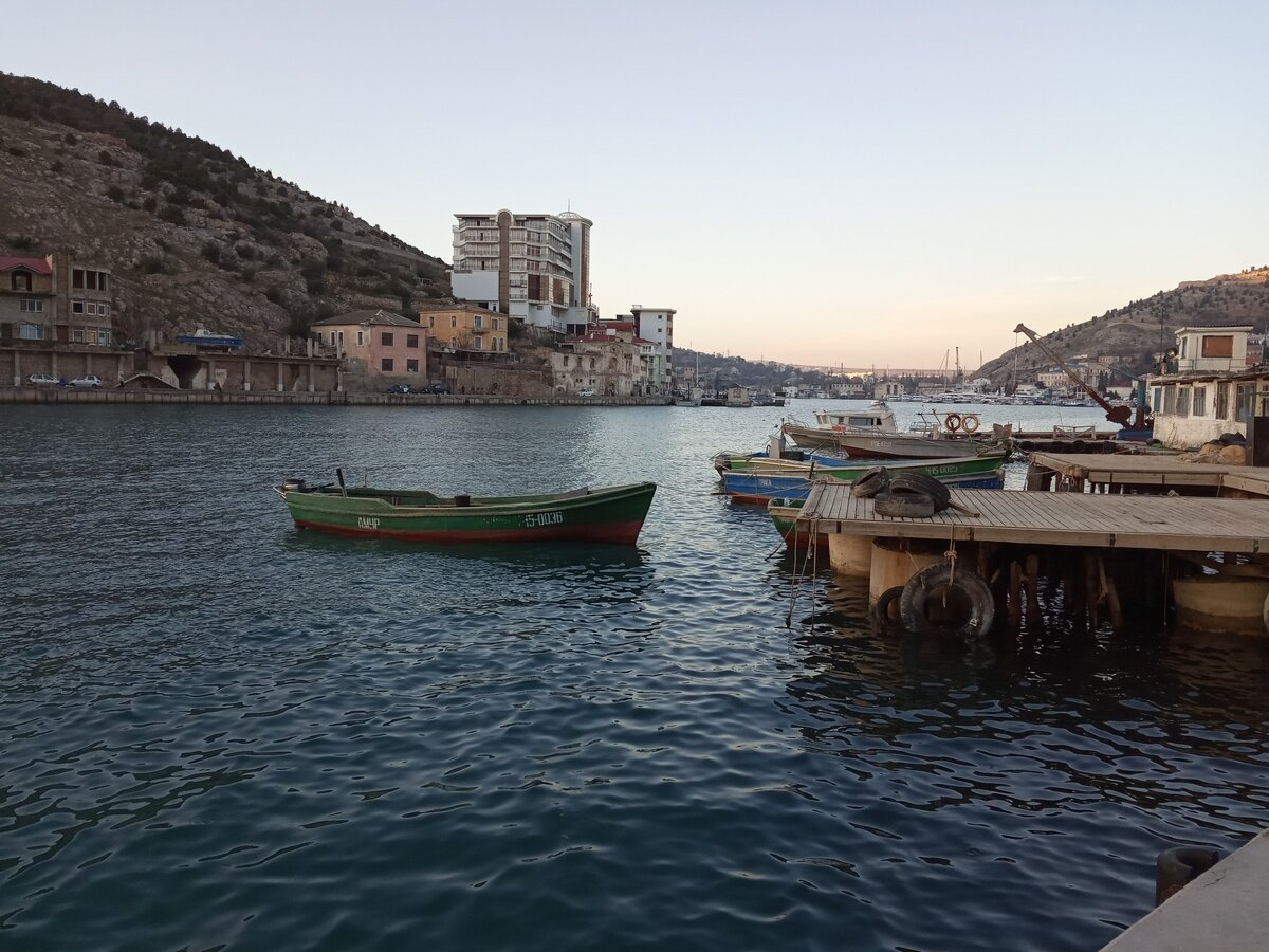 Кругом пришвартованы рыбацкие лодки