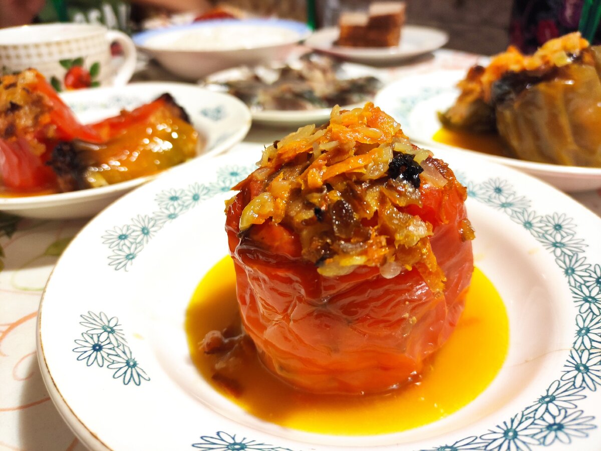 Потчевала нас бабушка фаршированными перцами