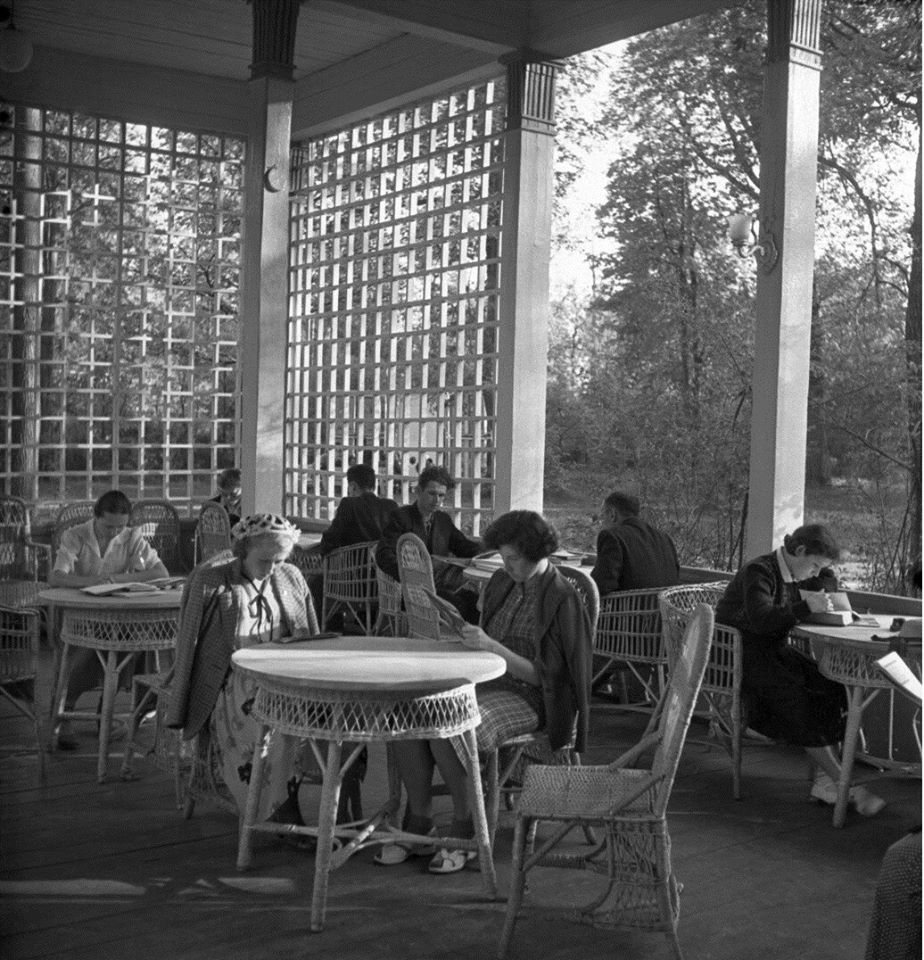 Читальня в Парке культуры и отдыха имени Ф. Э. Дзержинского в Останкино, 1956 г. Автор Михаил Озерский.