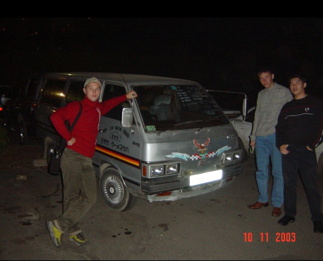 Я с друзьями у той самой "вишенки". 2003 год. Владивосток.