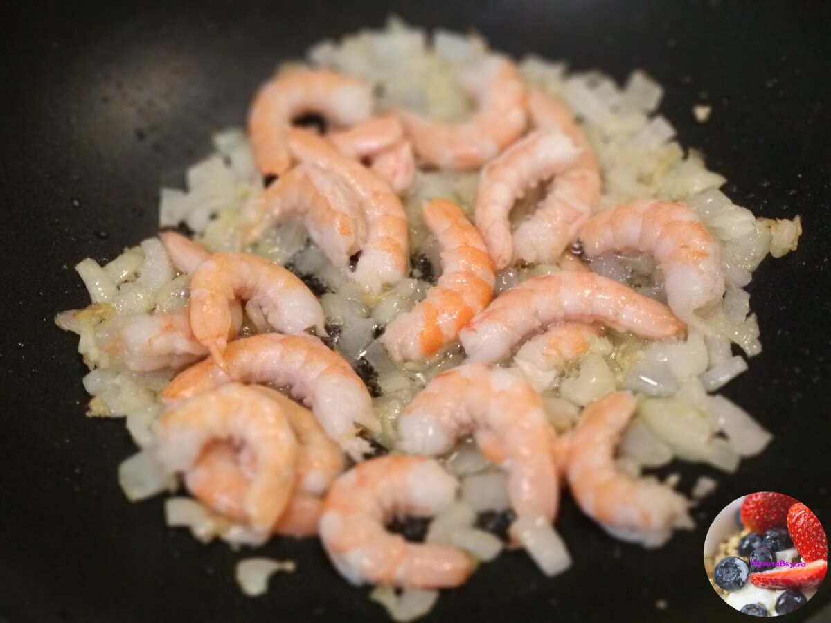 добавляем креветки