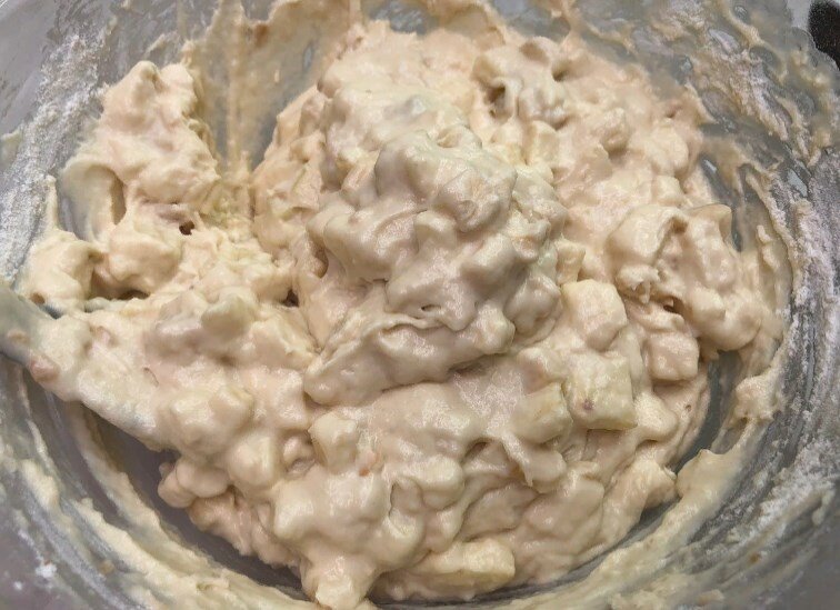 Яблочные «Пухлячки» к чаю. Всё перемешиваю ложкой и на сковороду.