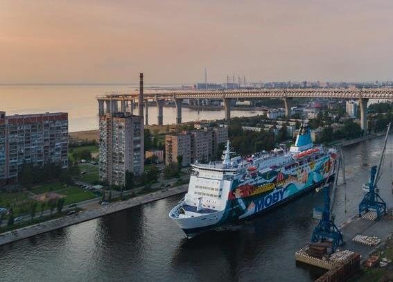 Паром MOBY проходит Канонерский остров. Для понимания размера посмотрите на жилой дом  - 9этажку слева