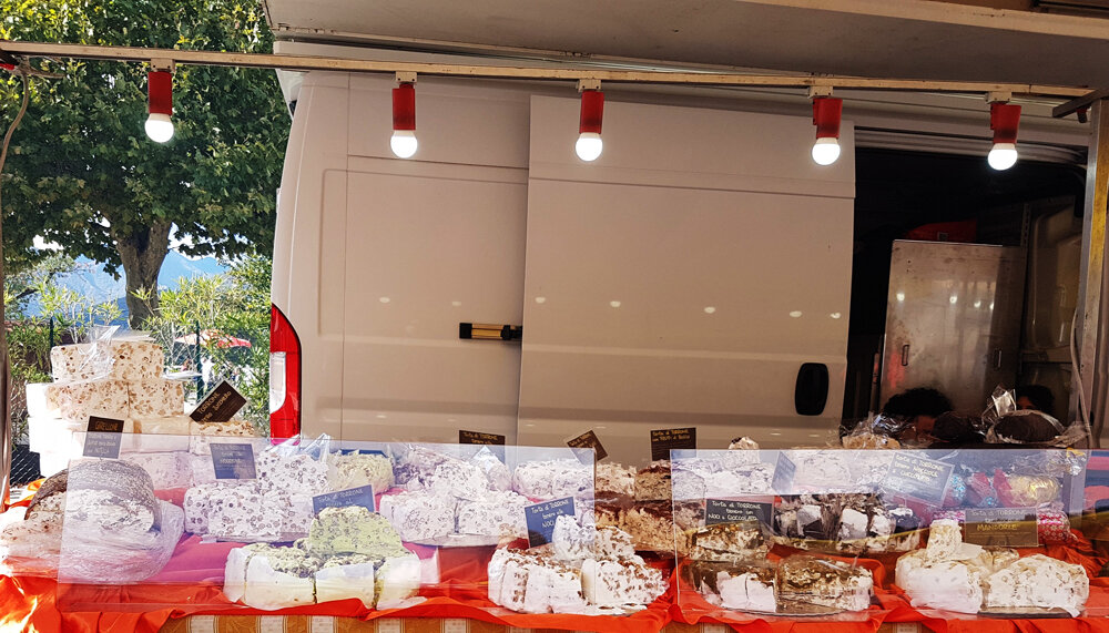 Сардинские торроне привезли к нам на рождественскую ярмарку