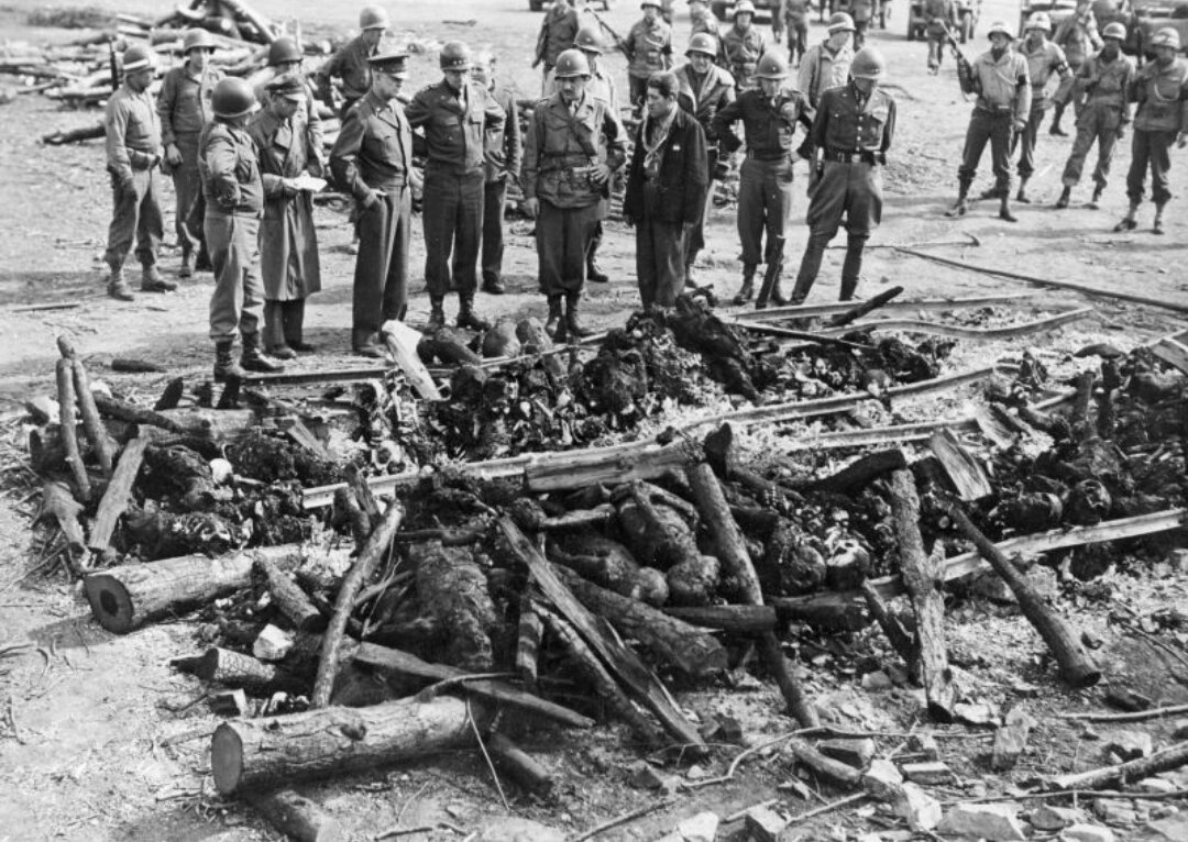 Американские генералы Паттон, Брэдли, Эйзенхауэр в концлагере Ордруф у кострища, где немцами были сожжены тела узников.