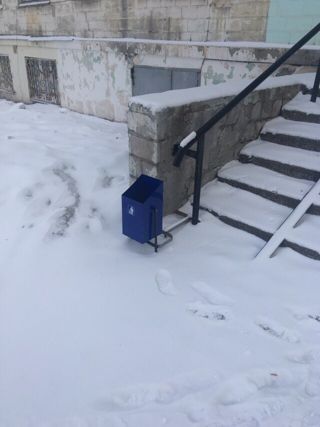                                                Одна такая урна стоит 2 000 рублей.