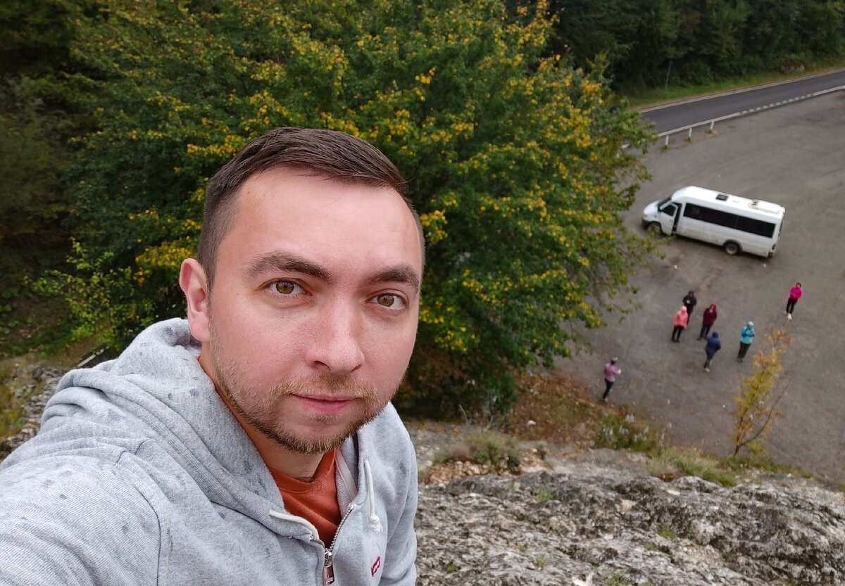Видите? Я даже на фото отдельно от всех