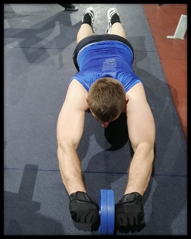 Тренировка с роликом для пресса - очень энергозатратная. 10-20 повторений в 3-х подходах. 