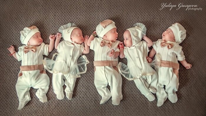 Семья, в которой родились близнецы-пятерняшки, обязательно будет привлекать внимание. Хотя бы из интереса – как вообще можно организовать их быт?